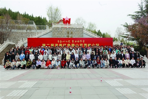 百余名党员和大学生团员参与活动 本组图片记者周里摄